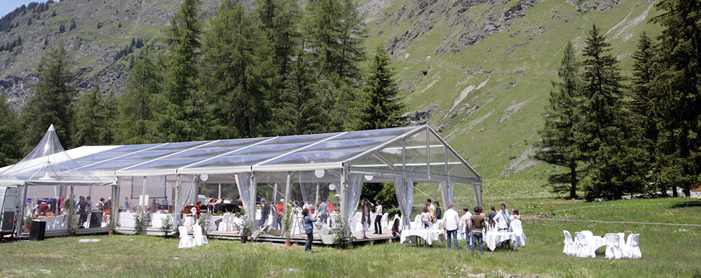 Repas en extérieur sous une tente